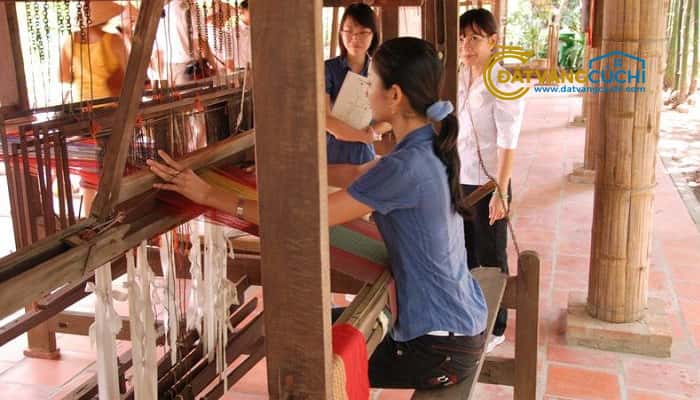 Làm nghề dệt tại KDL Một Thoáng Việt Nam